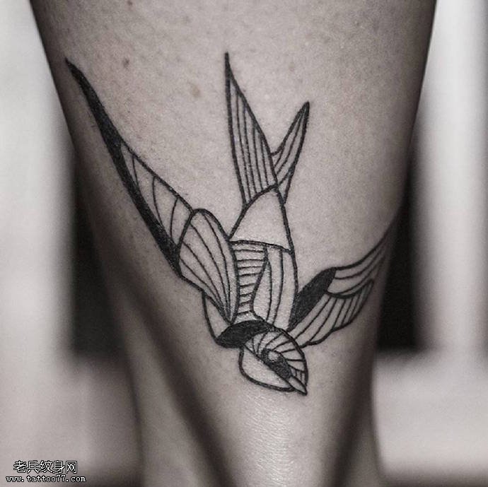 腿部立体的燕子纹身图案
