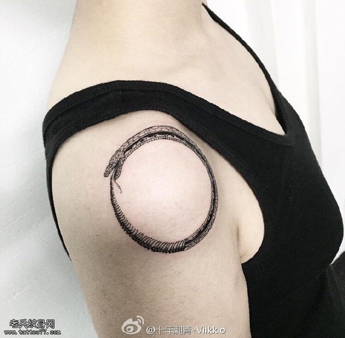 肩部圆圈蛇纹身图案