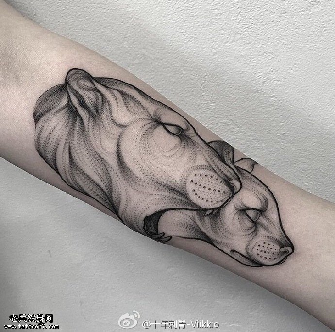 手臂两只相爱的狮子纹身图案