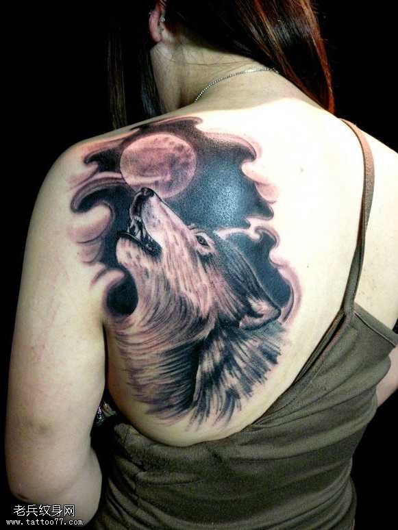 肩部受伤的狼头纹身图案