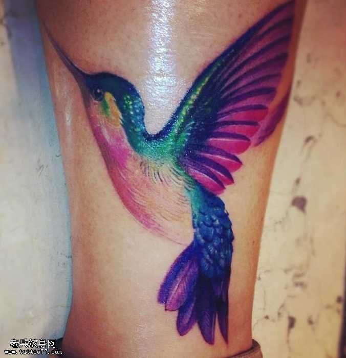 腿部一只蜂鸟纹身图案