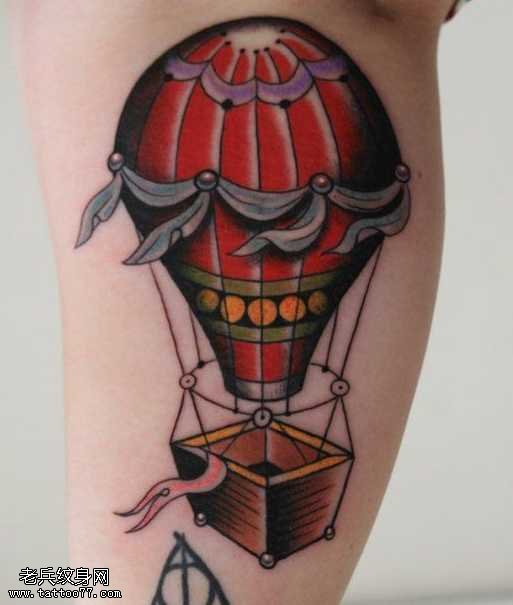 腿部漂亮的热气球纹身图案