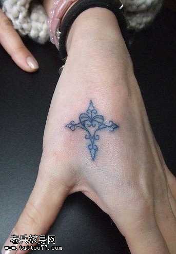 手臂虎口漂亮十字架纹身图案