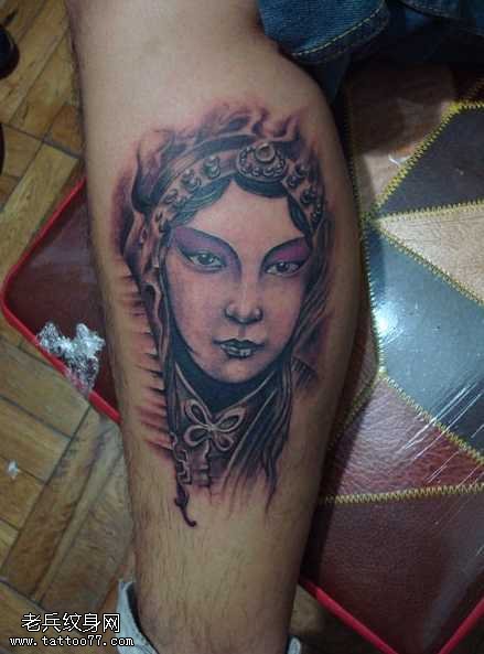 腿部彩色花旦纹身图案