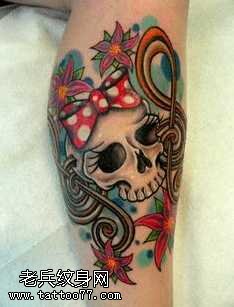 腿部漂亮的骷髅女生纹身图案