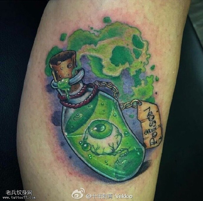 手臂彩绘的药瓶纹身图案