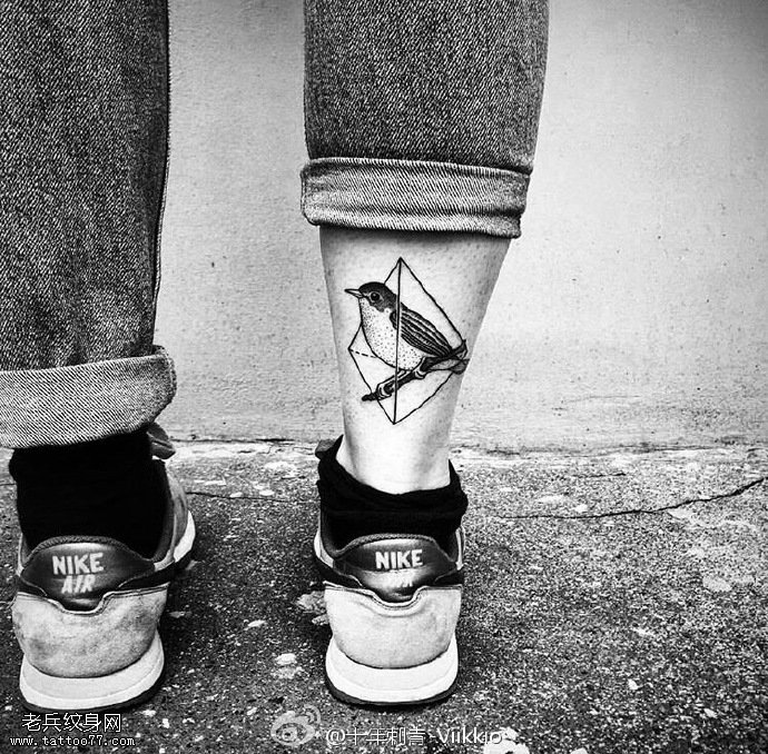 小腿点刺的鸟儿纹身图案