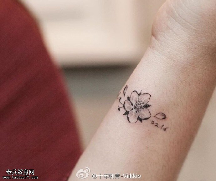 手腕黑灰桃花纹身图案