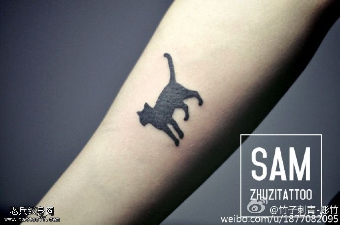 手臂水墨一只猫纹身图案