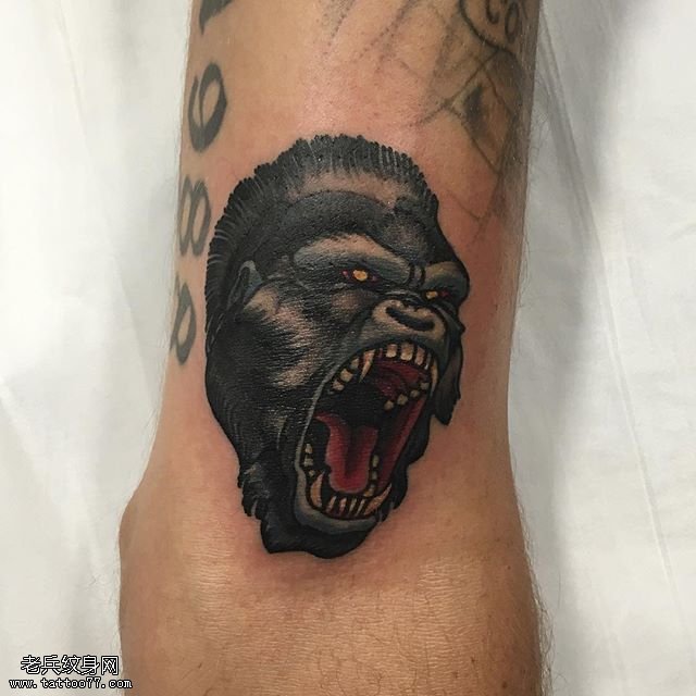 手臂一头黑猩猩纹身图案