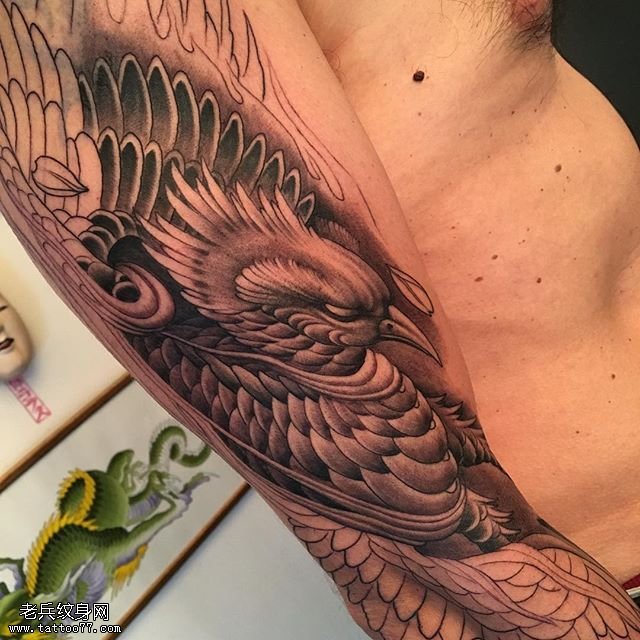 手臂点刺的鸳鸯纹身图案