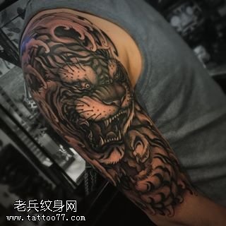大臂经典的老虎纹身图案
