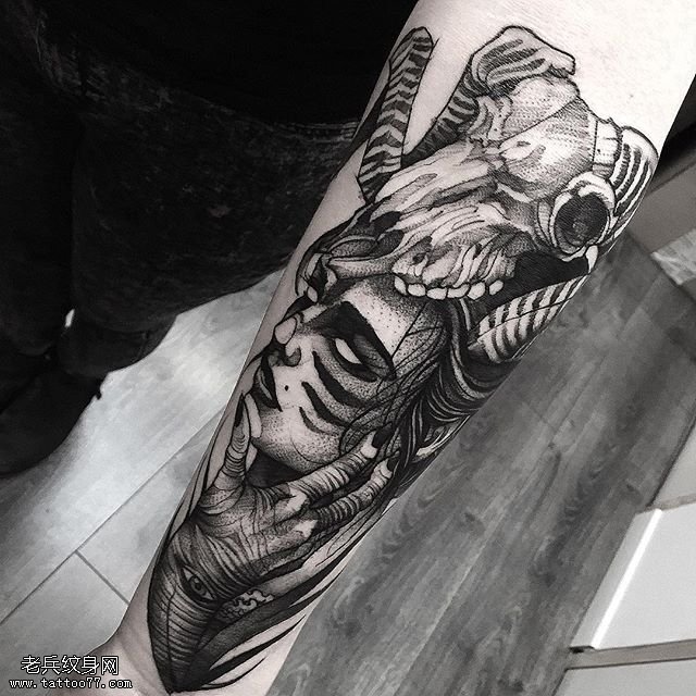 手臂的女孩头顶羊骷髅纹身图案