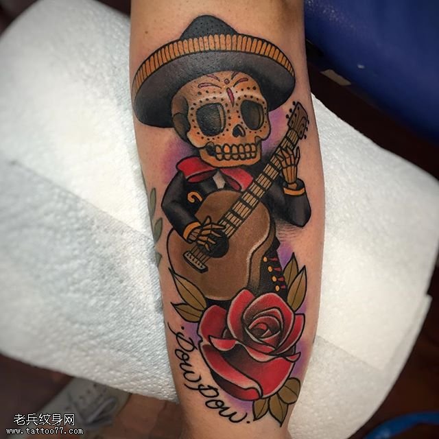 手臂的吉他手纹身图案