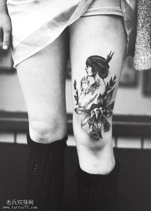 腿部黑白美女独特纹身图案