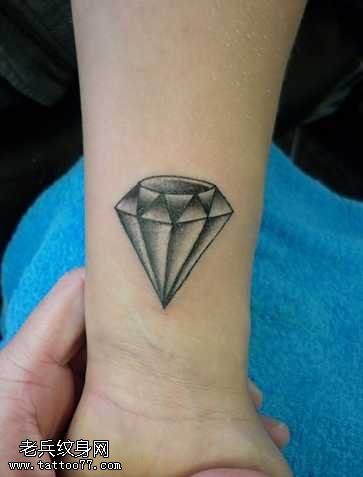 手腕淡色的钻石纹身图案