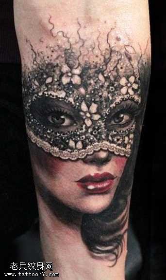 手臂漂亮的戴面具女生纹身图案