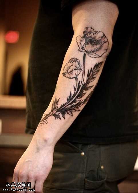 手臂漂亮花朵纹身图案