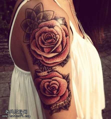 手臂漂亮的玫瑰纹身图案