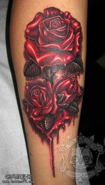 手部妖艳的玫瑰纹身图案