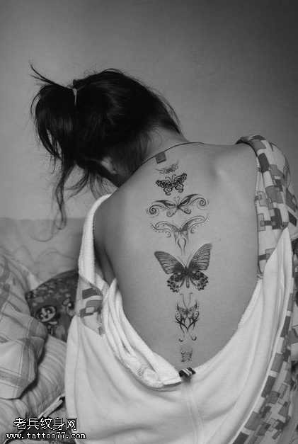 背部唯美的蝴蝶纹身图案