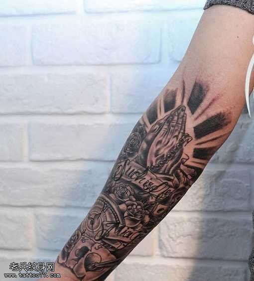 手臂祈祷手纹身图案