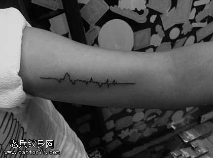 手臂简约心电图时尚纹身图案