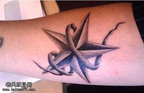 手臂有五角星纹身图案