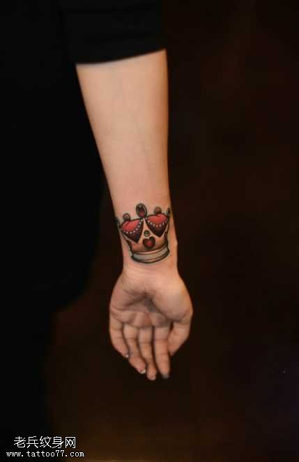 手腕小清新皇冠纹身图案