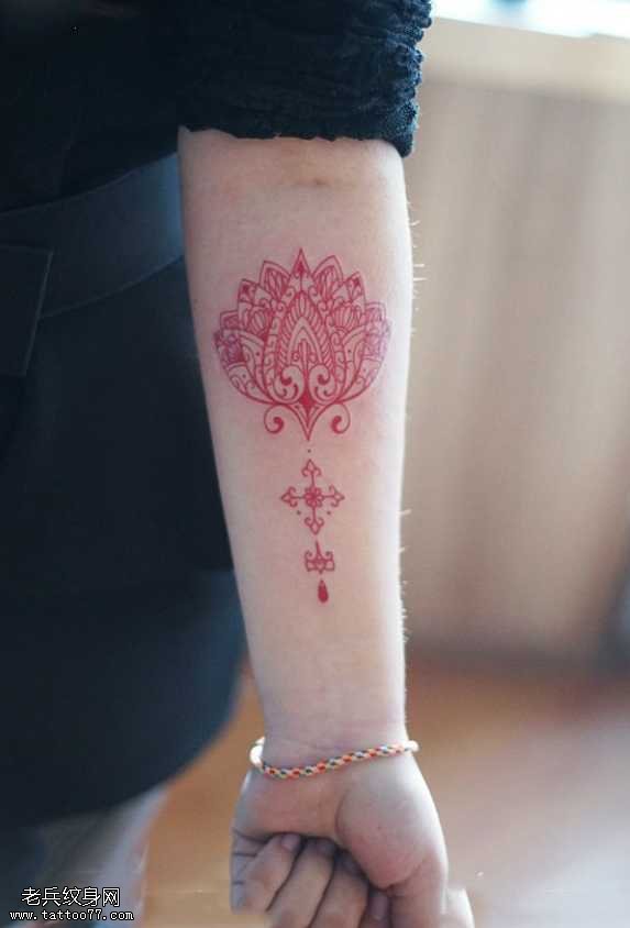 手臂红色梵花纹身图案