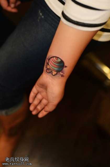 手腕彩色小棒棒糖纹身图案