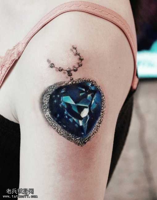 手臂美丽蓝宝石时尚纹身图案
