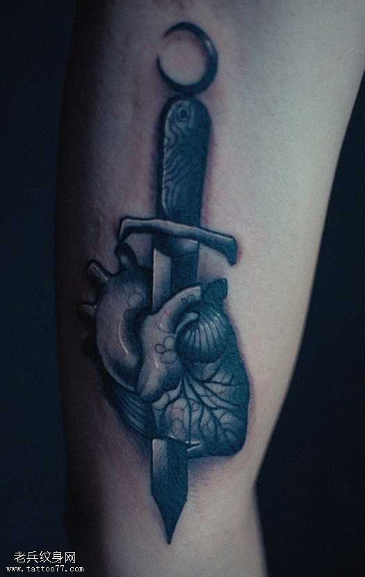 手臂剑刺心脏纹身图案