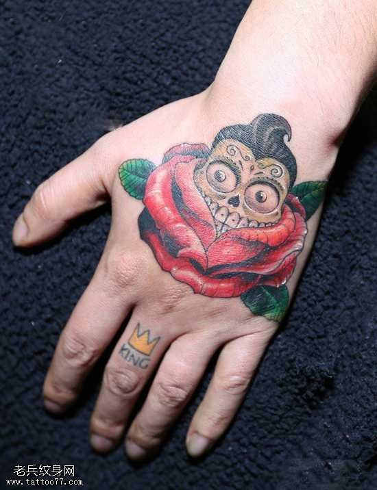 手臂玫瑰出骷髅纹身图案