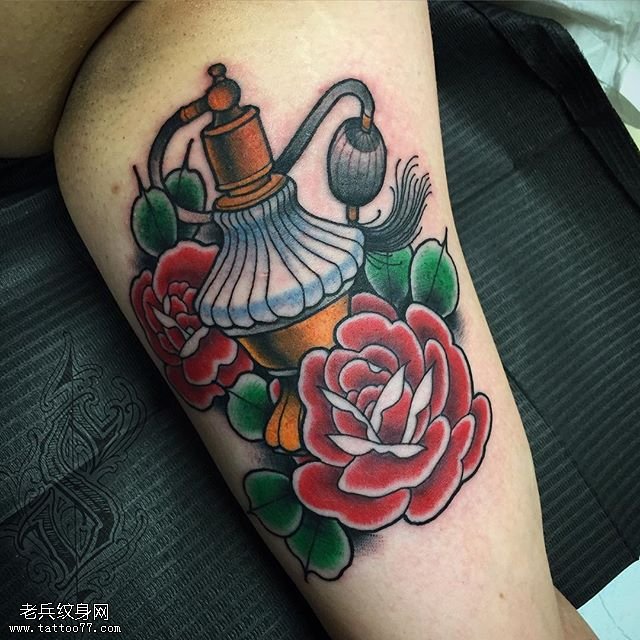 小腿的玫瑰药瓶纹身图案