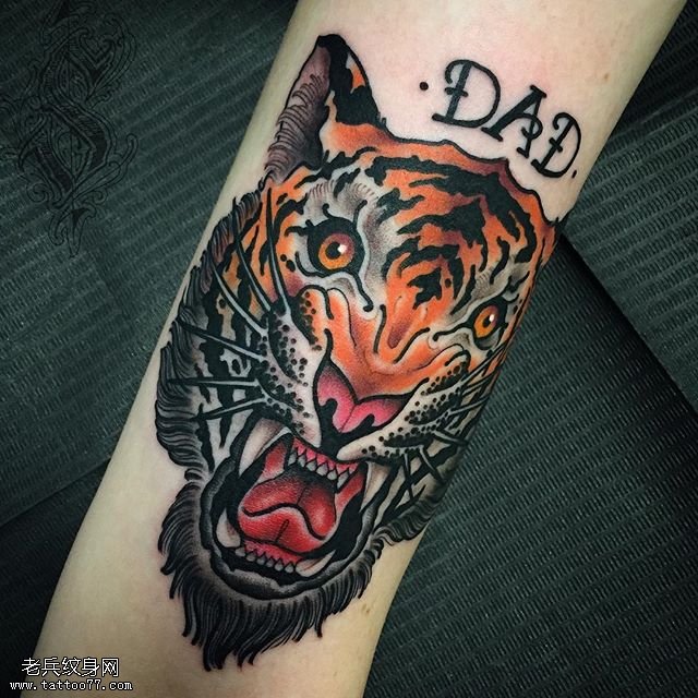 手臂水墨的老虎纹身图案