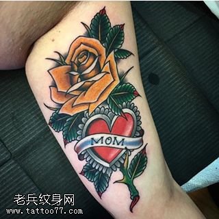 大臂一枝玫瑰纹身图案