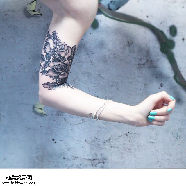 大臂的几朵玫瑰纹身图案