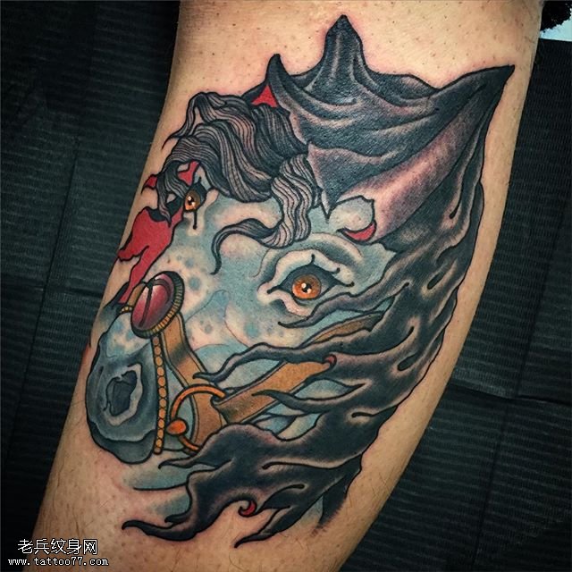 大臂写实的骏马纹身图案