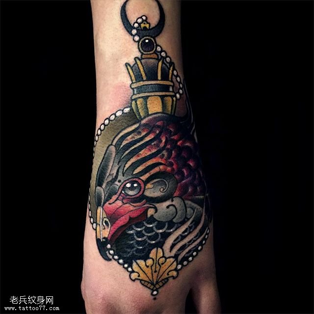 手面上彩绘的一只鹰纹身图案