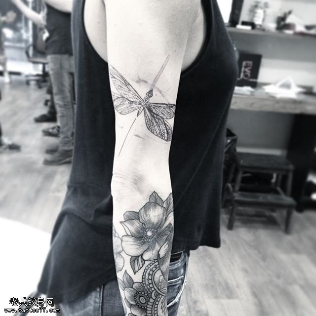 手臂上的蜻蜓纹身图案