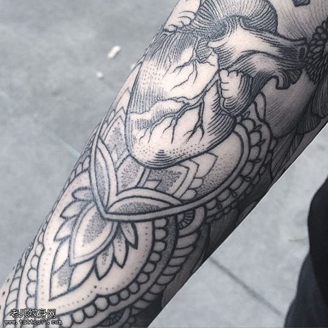 手臂点刺线条梵花心脏纹身图案