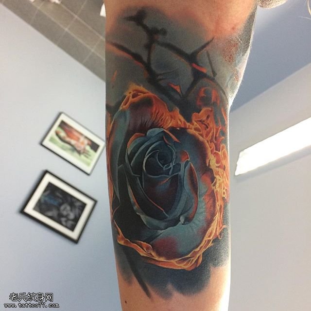 大臂的火玫瑰纹身图案