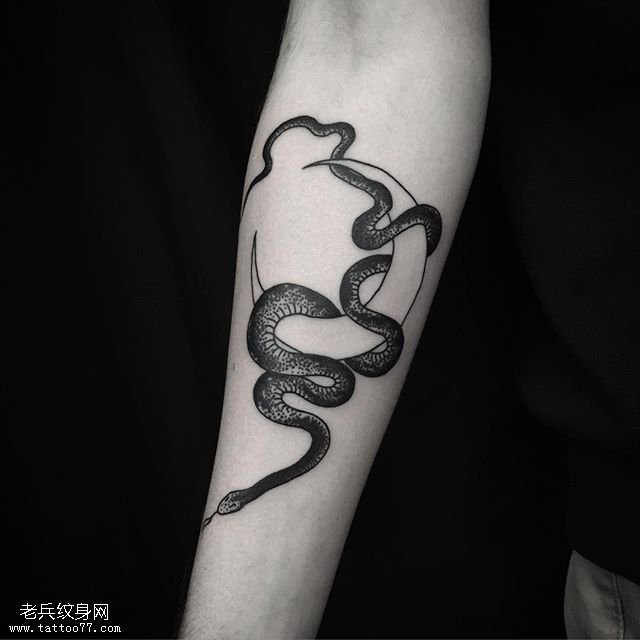 手臂月亮蛇纹身图案