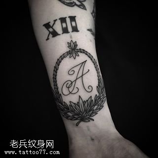 小臂上的花篮纹身图案