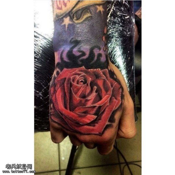 手面上的一枝玫瑰纹身图案
