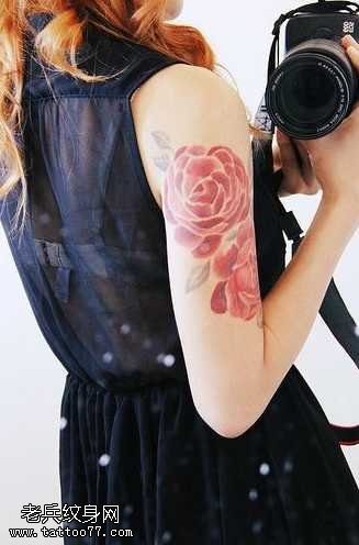 手臂唯美漂亮的玫瑰纹身图案