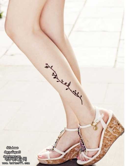 腿部漂亮的花藤纹身图案