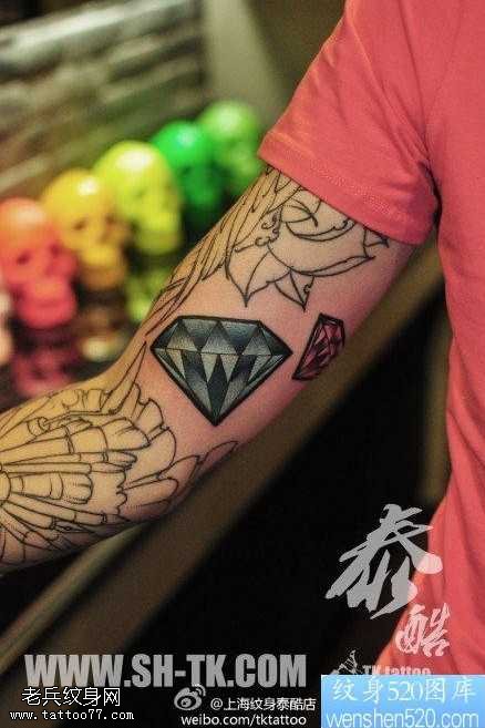 手臂精美流行的彩色钻石纹身图案
