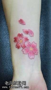 手臂彩色樱花纹身图案